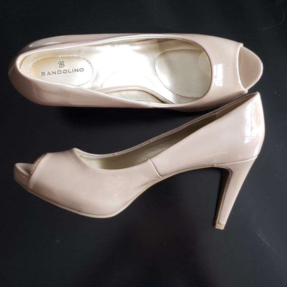 EUC Bandolino peep toe nude heels